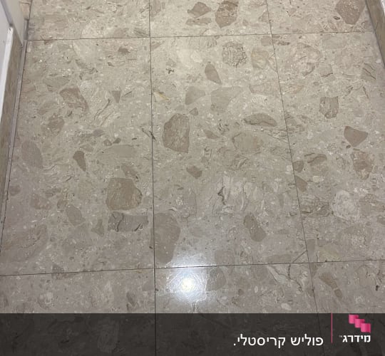 רצפה נקייה עם אריחים בהירים